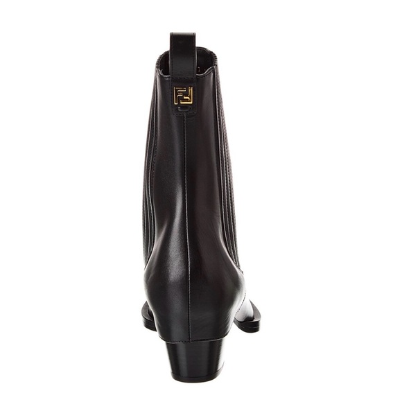 NWT FENDI VITELLO ALMOND-TOE LEATHER BOOTIES IN NERO